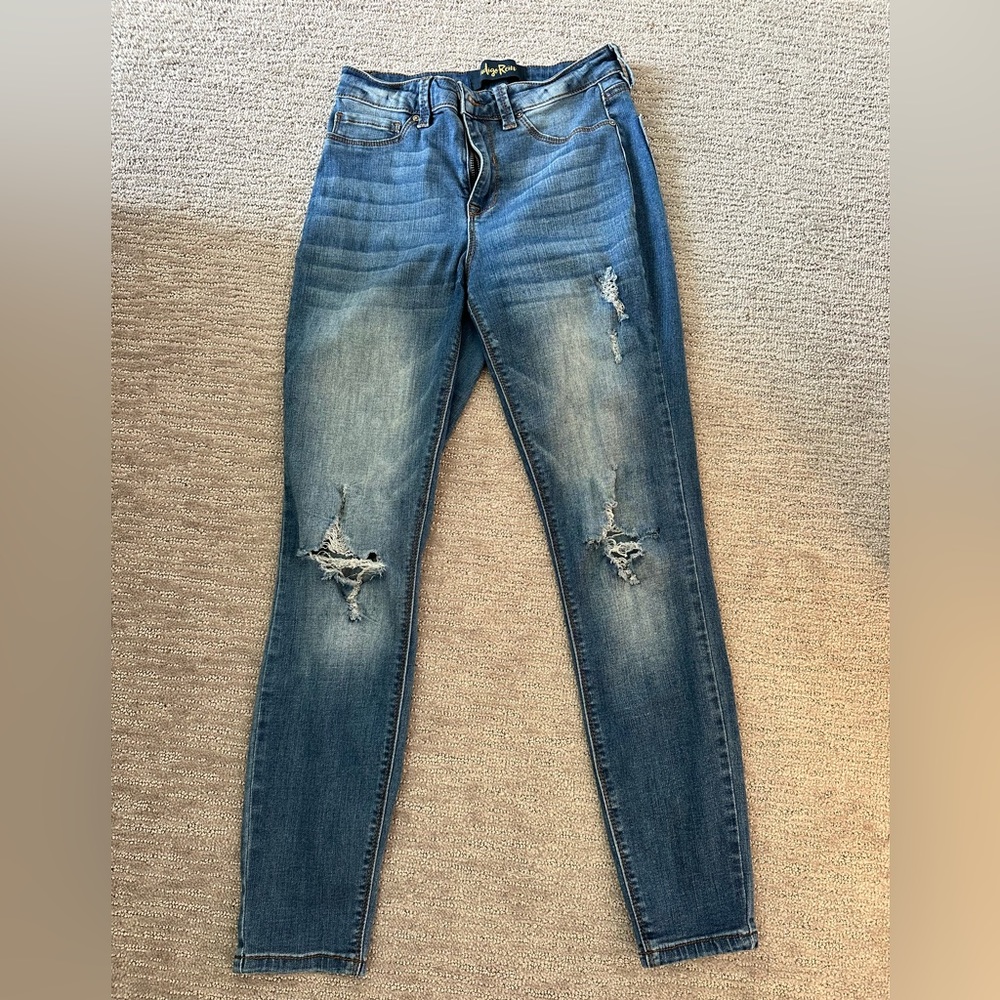 skinny jeans w holes